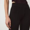 Soft-Touch broek met uitlopende pijpen en naaddetail aan de voorkant Soft-Touch broek met uitlopende pijpen en naaddetail aan de voorkant