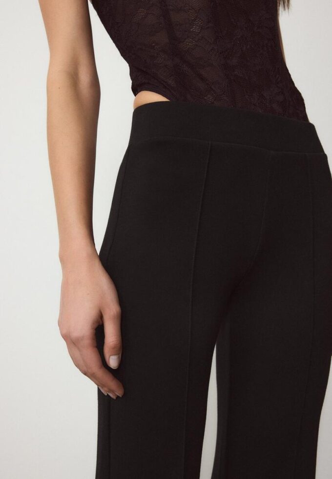 Soft-Touch broek met uitlopende pijpen en naaddetail aan de voorkant Soft-Touch broek met uitlopende pijpen en naaddetail aan de voorkant