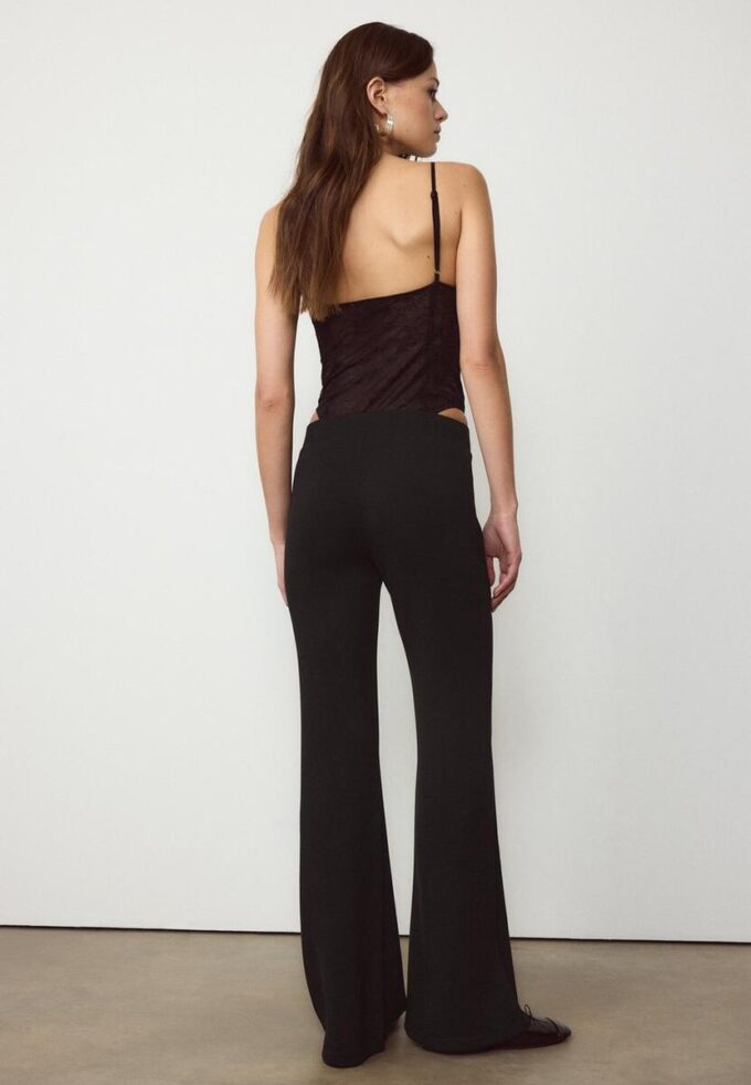 Soft-Touch broek met uitlopende pijpen en naaddetail aan de voorkant Soft-Touch broek met uitlopende pijpen en naaddetail aan de voorkant