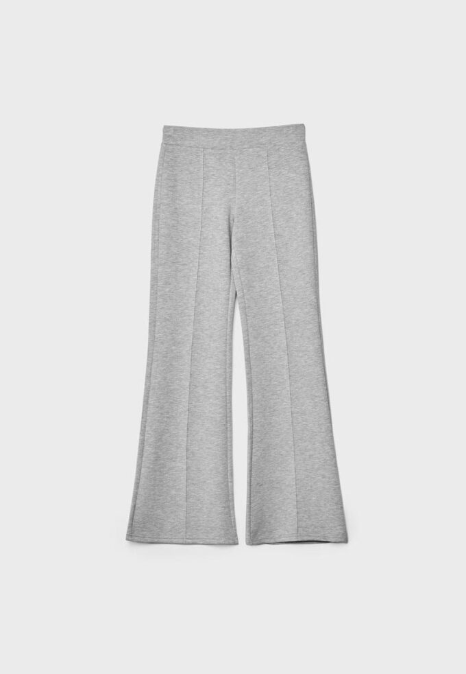 Soft-Touch broek met uitlopende pijpen en naaddetail aan de voorkant Soft-Touch broek met uitlopende pijpen en naaddetail aan de voorkant