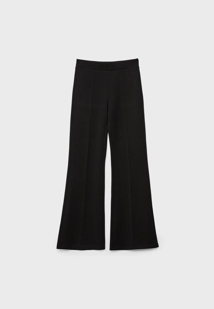 Soft-Touch broek met uitlopende pijpen en naaddetail aan de voorkant Soft-Touch broek met uitlopende pijpen en naaddetail aan de voorkant