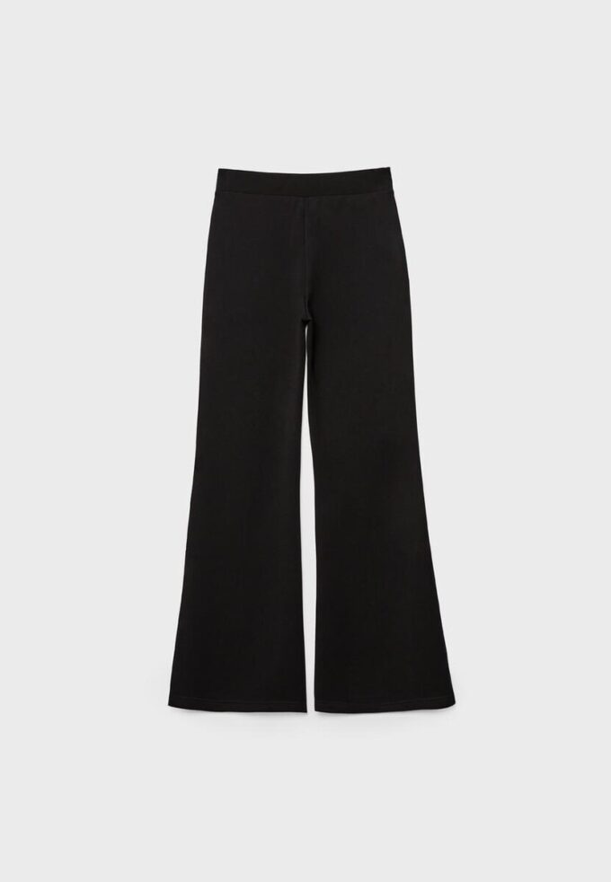 Soft-Touch broek met uitlopende pijpen en naaddetail aan de voorkant Soft-Touch broek met uitlopende pijpen en naaddetail aan de voorkant