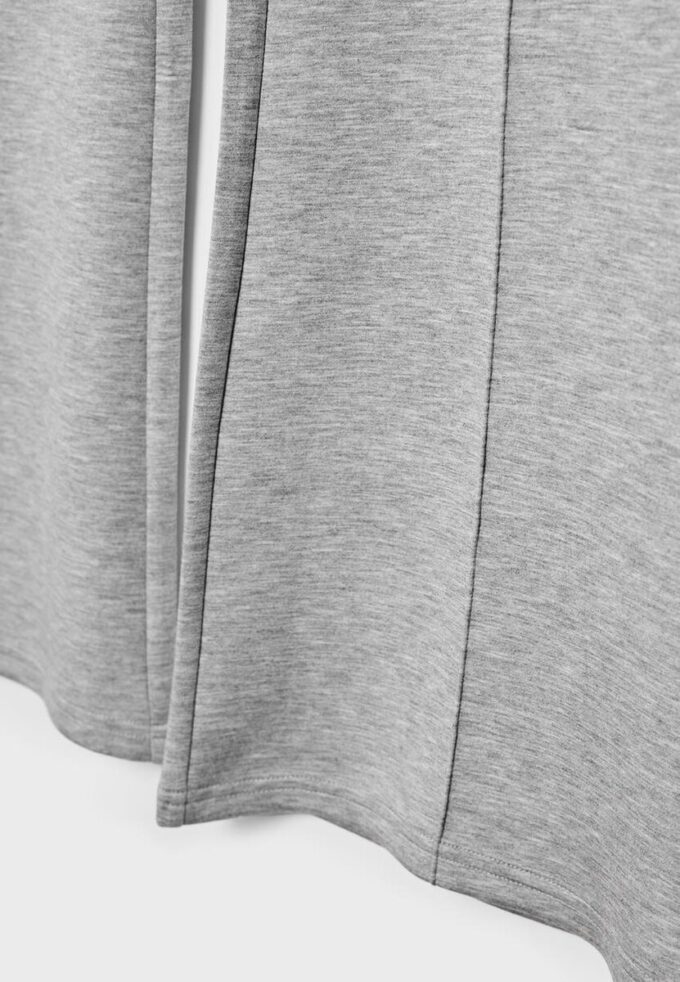 Soft-Touch broek met uitlopende pijpen en naaddetail aan de voorkant Soft-Touch broek met uitlopende pijpen en naaddetail aan de voorkant