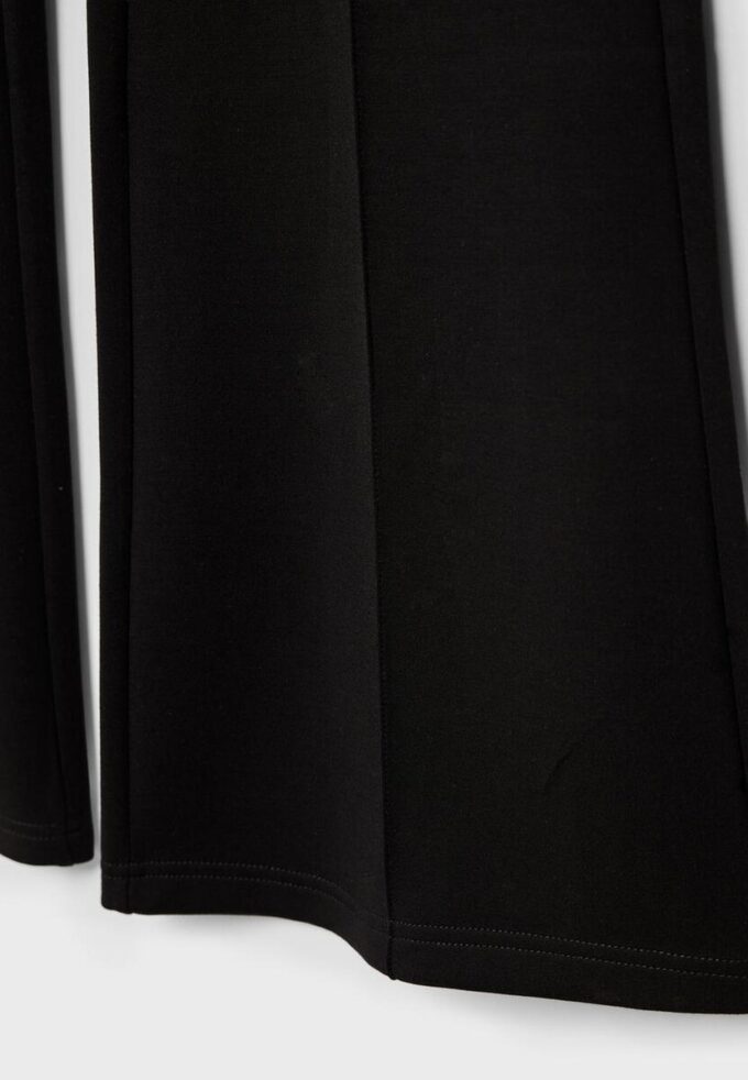 Soft-Touch broek met uitlopende pijpen en naaddetail aan de voorkant Soft-Touch broek met uitlopende pijpen en naaddetail aan de voorkant