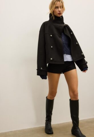 Soft-Touch jas met gekruiste pas en hoge kraag