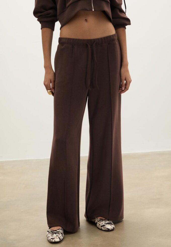 Soft-Touch joggingbroek met Wide Leg pijpen en naaddetail aan de voorkant Soft-Touch joggingbroek met Wide Leg pijpen en naaddetail aan de voorkant