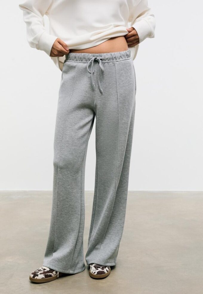 Soft-Touch joggingbroek met Wide Leg pijpen en naaddetail aan de voorkant Soft-Touch joggingbroek met Wide Leg pijpen en naaddetail aan de voorkant