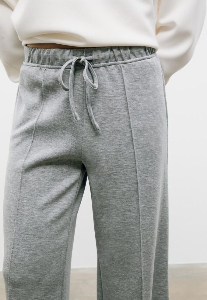 Soft-Touch joggingbroek met Wide Leg pijpen en naaddetail aan de voorkant Soft-Touch joggingbroek met Wide Leg pijpen en naaddetail aan de voorkant