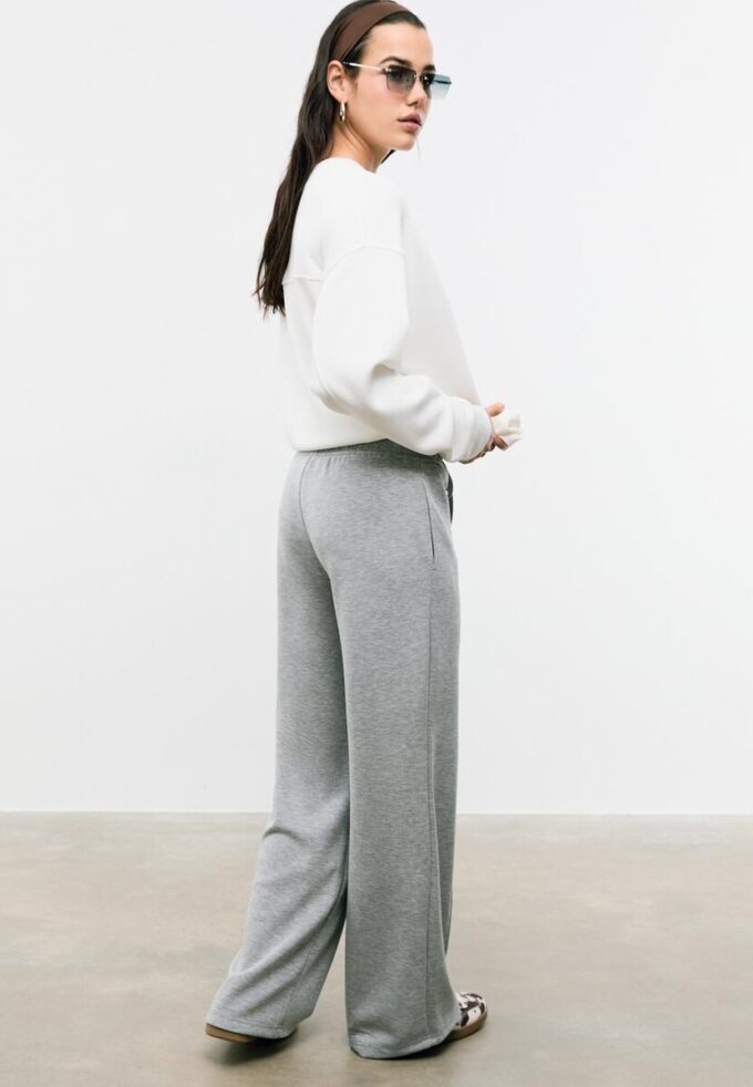 Soft-Touch joggingbroek met Wide Leg pijpen en naaddetail aan de voorkant Soft-Touch joggingbroek met Wide Leg pijpen en naaddetail aan de voorkant