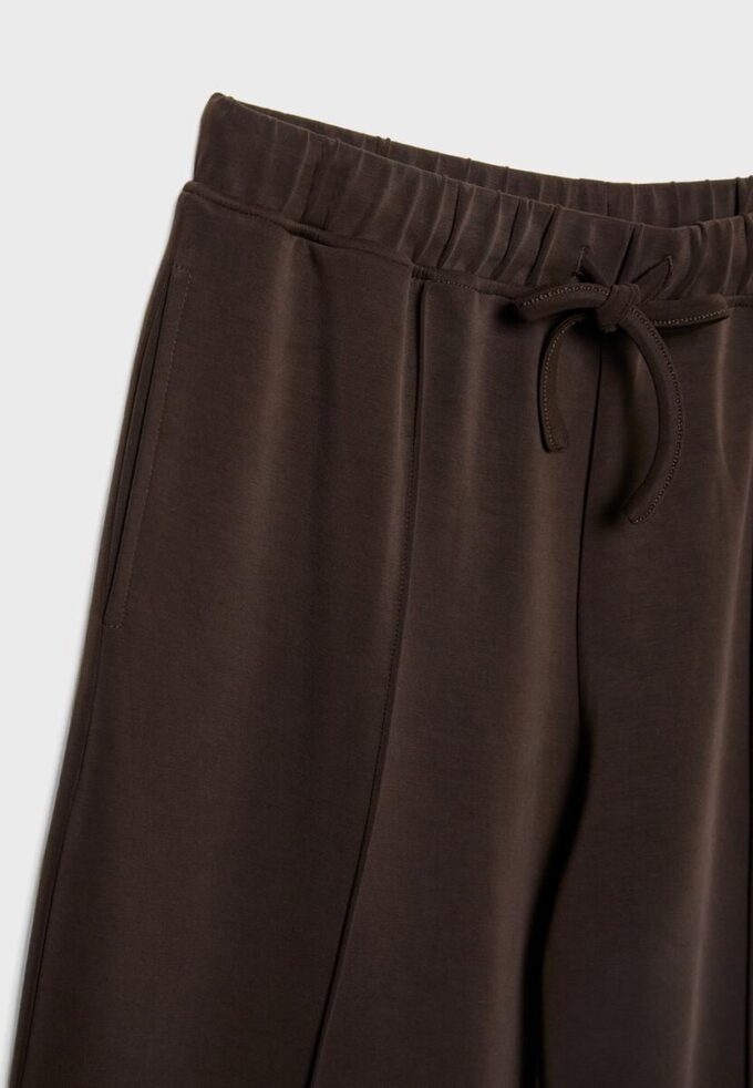 Soft-Touch joggingbroek met Wide Leg pijpen en naaddetail aan de voorkant Soft-Touch joggingbroek met Wide Leg pijpen en naaddetail aan de voorkant