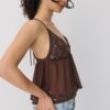 Top met bandjes en borduursels