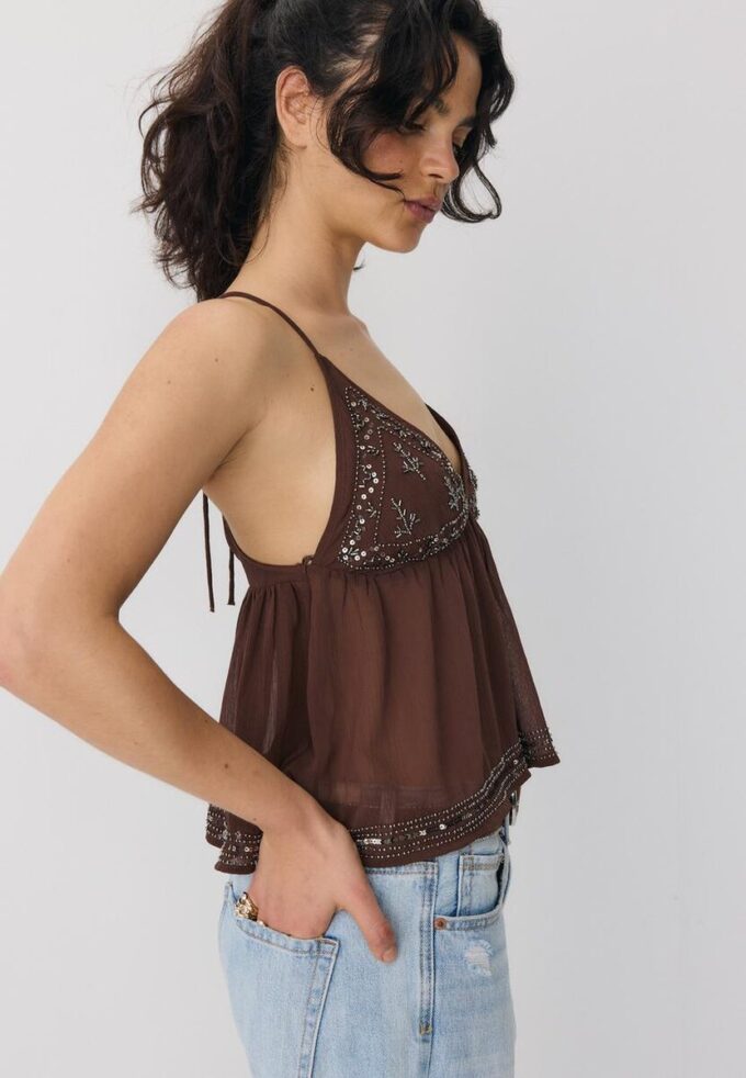 Top met bandjes en borduursels