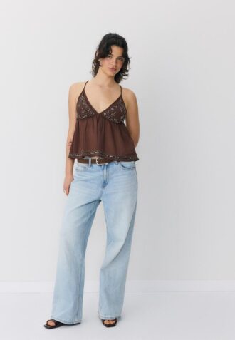 Top met bandjes en borduursels
