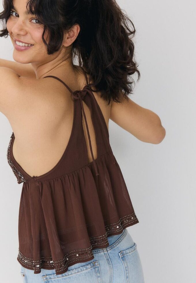 Top met bandjes en borduursels