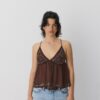 Top met bandjes en borduursels