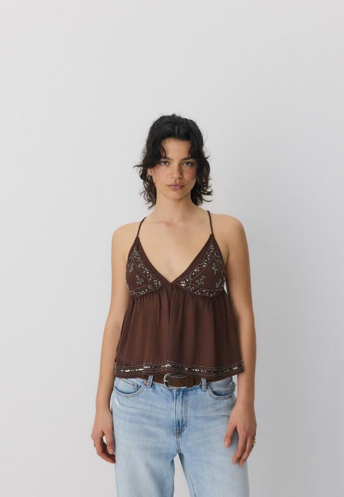 Top met bandjes en borduursels