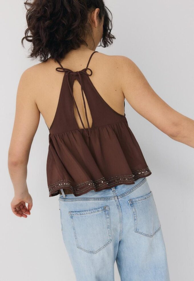 Top met bandjes en borduursels