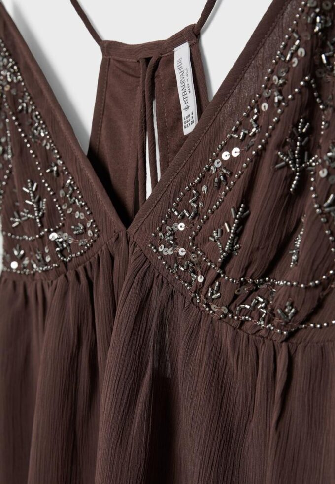 Top met bandjes en borduursels