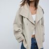 Trenchcoat met hoge kraag Trenchcoat met hoge kraag
