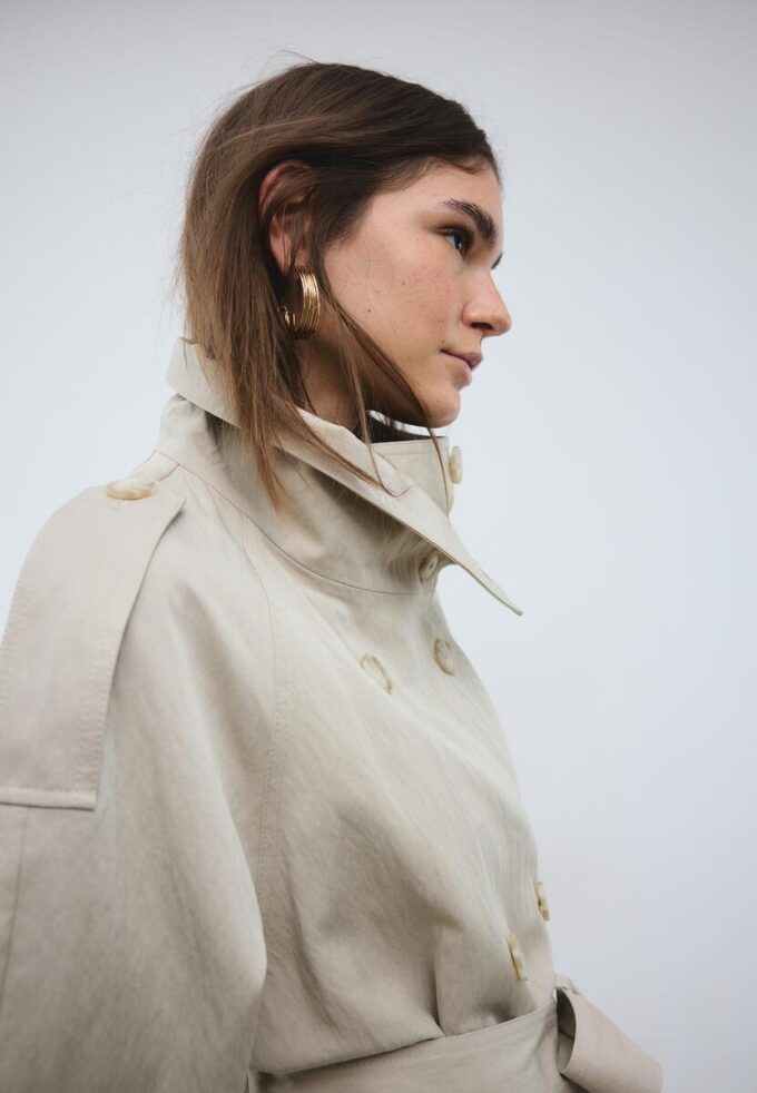 Trenchcoat met hoge kraag Trenchcoat met hoge kraag
