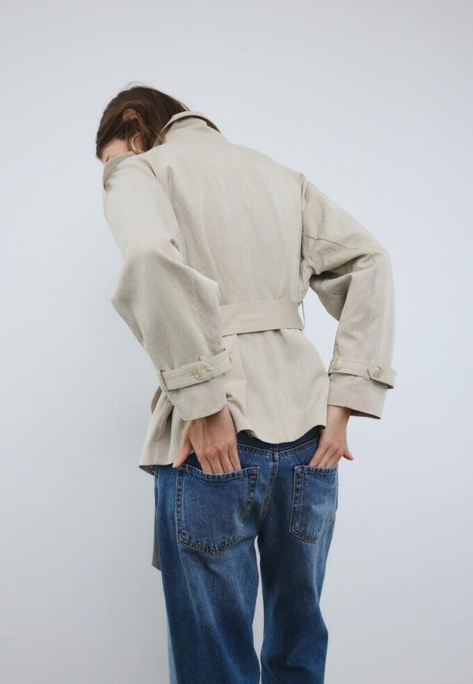 Trenchcoat met hoge kraag Trenchcoat met hoge kraag
