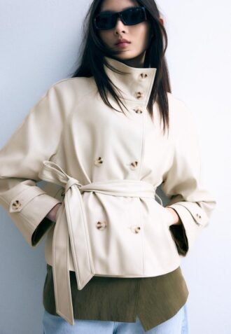 Trenchcoat met hoge kraag en leerlook