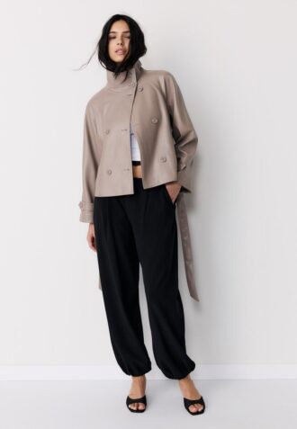 Trenchcoat met hoge kraag en leerlook
