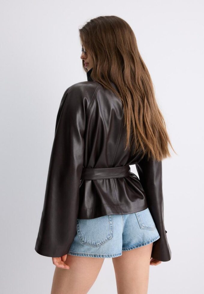 Trenchcoat met hoge kraag en leerlook Trenchcoat met hoge kraag en leerlook