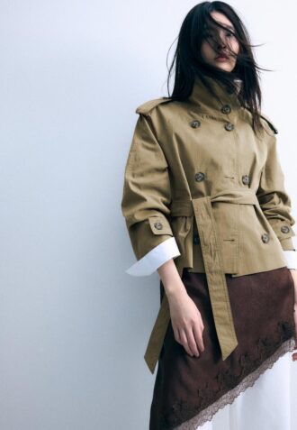 Trenchcoat met hoge kraag en riem