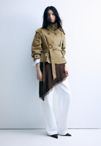 Trenchcoat met hoge kraag en riem