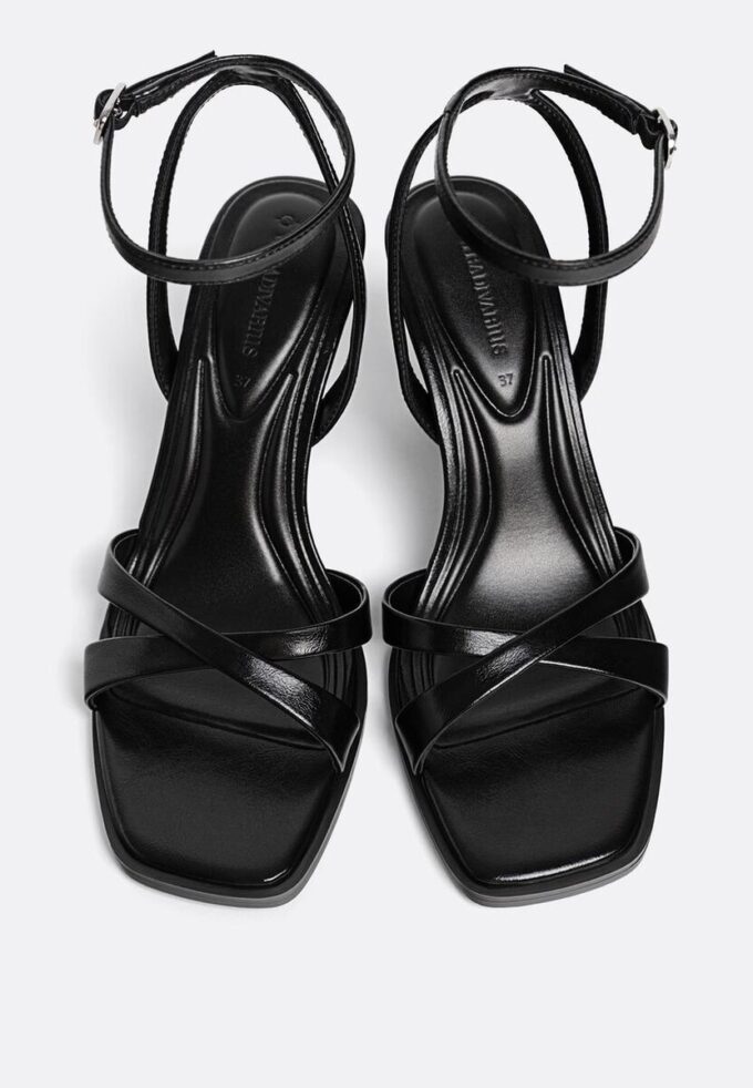 Zwarte sandalen met hak